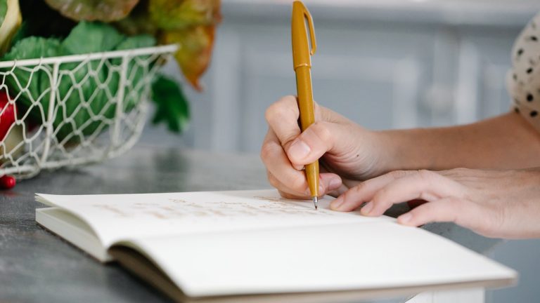 Cara dan Tips Penting dalam Membuat Premis Cerita Novel