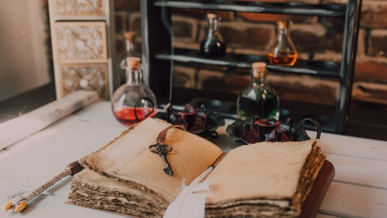 Menghipnotis Para Pembaca: Novel Fantasi Shadow and Bone