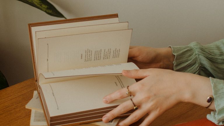 Memahami Karakter Tokoh dalam Novel Bumi Tere Liye