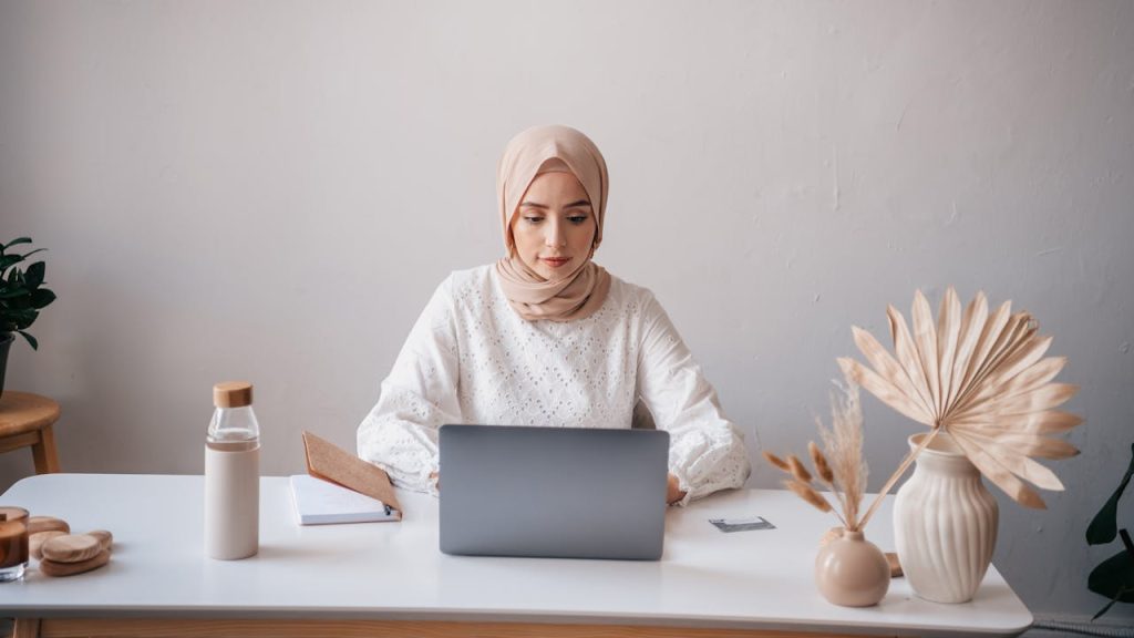 Menulis Cerita Religi Romantis yang Menarik, Simak 5 Tipsnya!