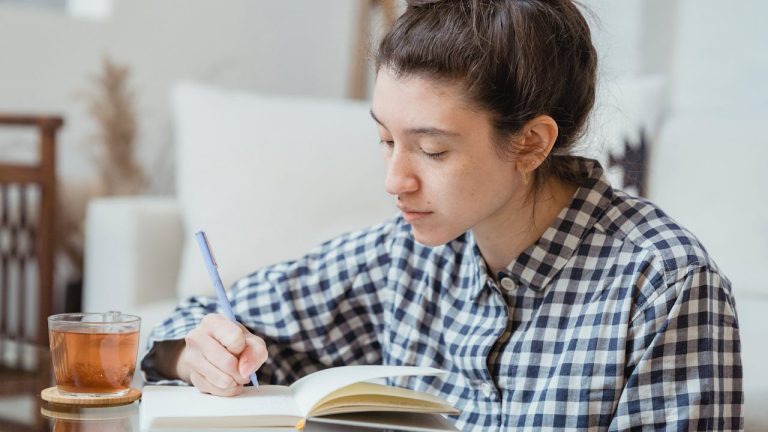 5 Tips Menulis Fiksi bagi Pemula, Bikin Karyamu Makin Menarik!