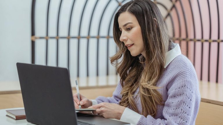 7 Keuntungan Menjadi Penulis, Rekomendasi Karier Untukmu!