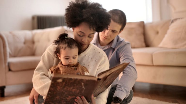 5 Manfaat Saat Membaca Buku dalam Dunia Literasi, Kenali Yuk!