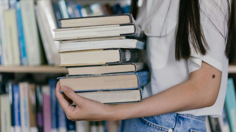 Jasa Cetak Buku Novel, Bantu Wujudkan Impian Penulis Mencetak Karya Terbaiknya