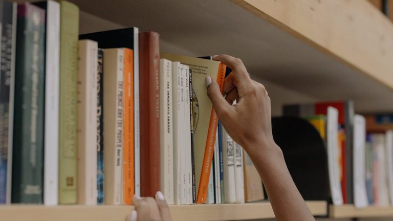 Unsur Buku Fiksi dan Buku Non Fiksi Beserta Perbedaannya