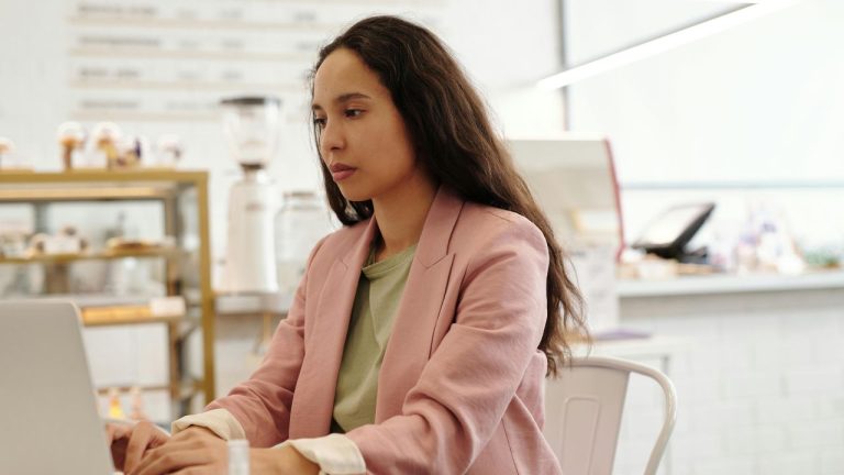 Ide Pokok Paragraf: Pengertian, Ciri-Ciri, Jenis, dan Cara Menemukannya