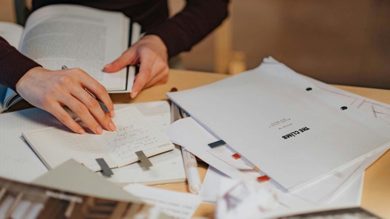 Kelebihan dan Kekurangan Jurnal sebagai Bahan Referensi Penulisan Karya Tulis Ilmiah