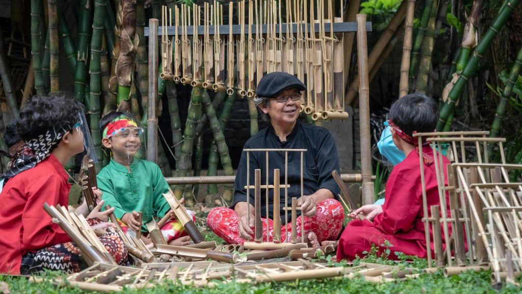 Budaya Lokal: Pengertian, Jenis, dan Peran Masyarakat dalam Melestarikannya