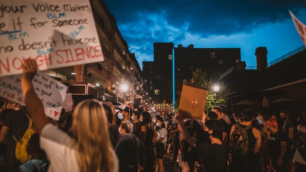 Solusi Mengatasi Dampak Kesenjangan Sosial agar Hidup Lebih Adil