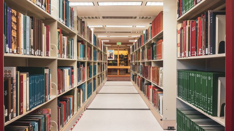 5 Cara untuk Melakukan Pengadaan Buku yang Sering Dipakai