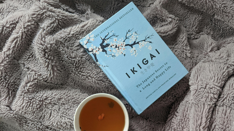 Ciri Cover Buku yang Baik dan Menarik Perhatian Pembaca