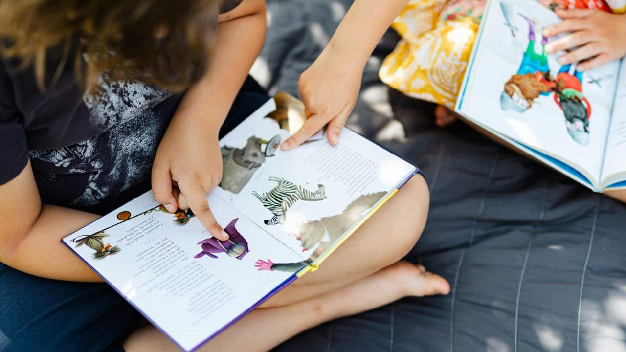 Cara Menumbuhkan Minat Baca pada Anak beserta Manfaatnya