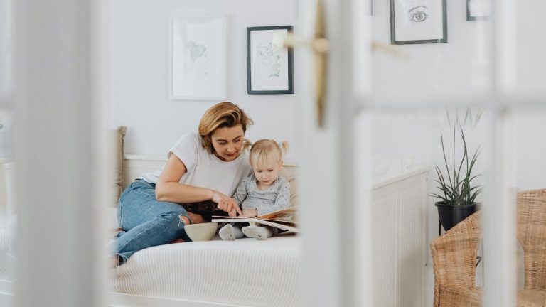 Cara Menumbuhkan Minat Baca pada Anak beserta Manfaatnya