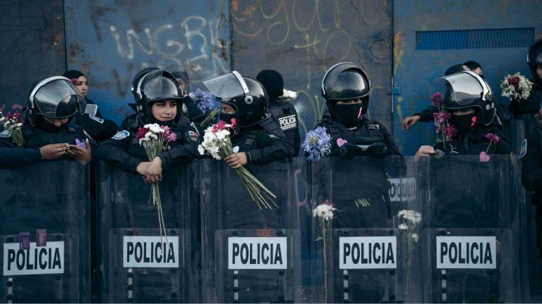 Pengendalian Sosial: Pengertian, Fungsi, dan Jenis-Jenisnya