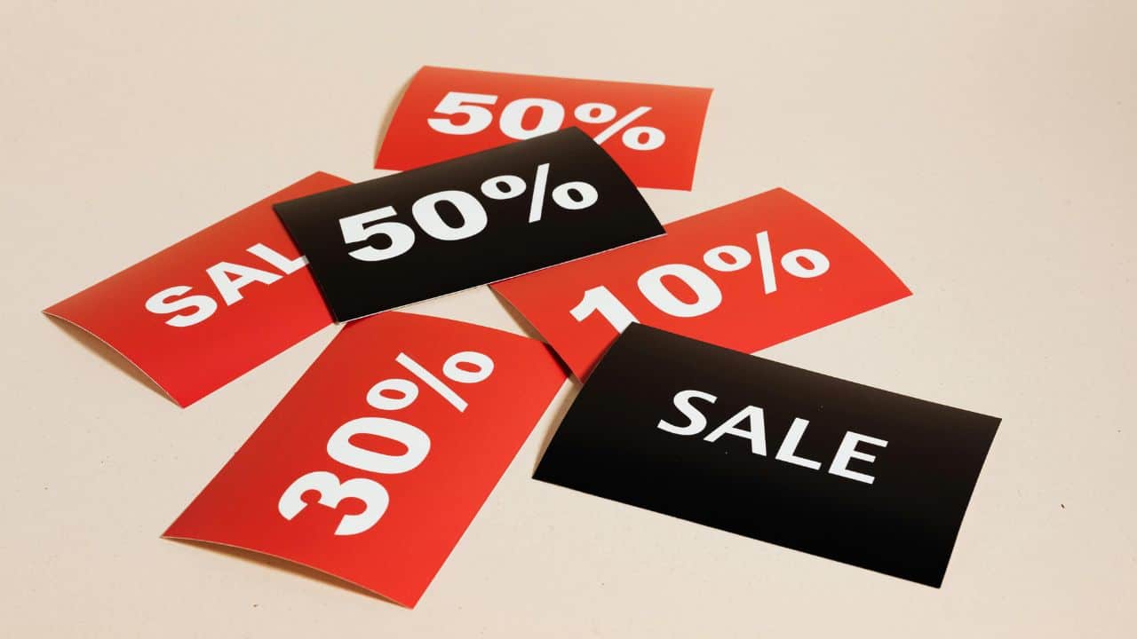 Beragam label diskon promosi penjualan produk dengan persentase diskon 10%, 30%, 50%, dan label SALE untuk menarik perhatian pelanggan.