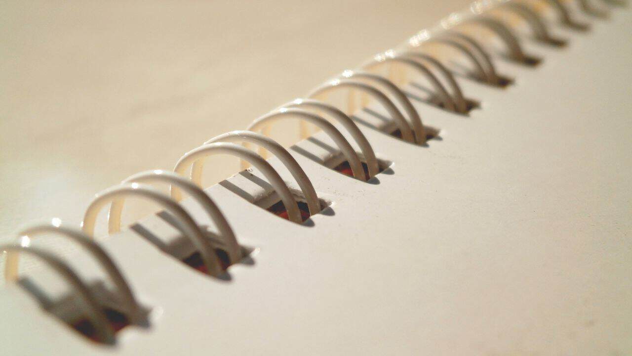 Perbedaan Ketahanan antara Jilid Lem Panas (Perfect Binding) dengan Jilid Staples/Kawat (Saddle Stitching)