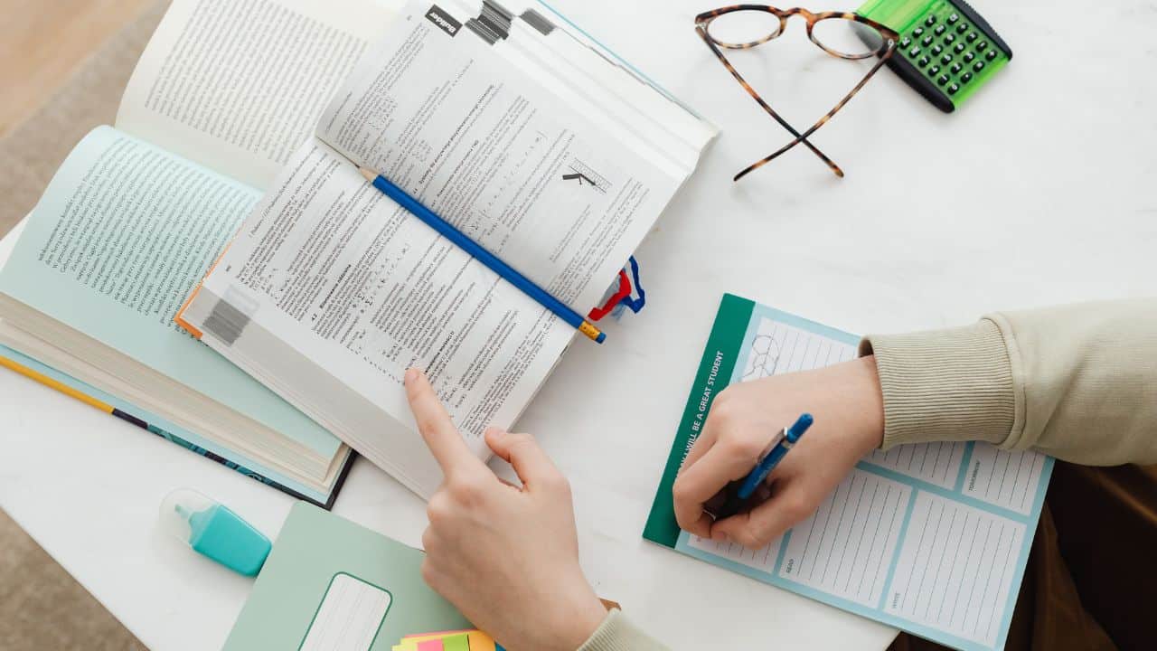 Tips Mencatat Materi Kuliah yang Efektif agar Tidak Ketinggalan, Mudah Dipahami dan Bisa Digunakan untuk Belajar Lagi Nantinya